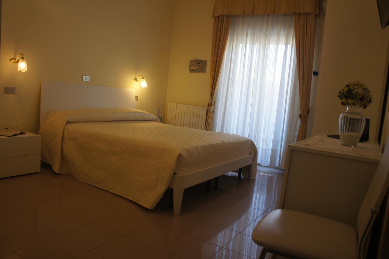 Hotel Solaris Giulianova Extérieur photo