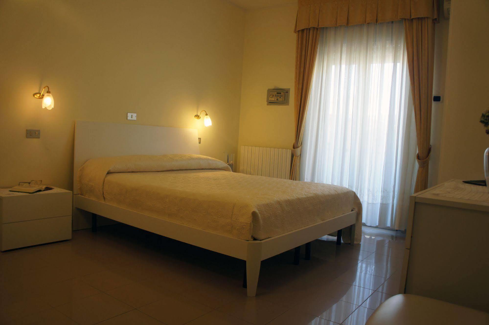 Hotel Solaris Giulianova Extérieur photo