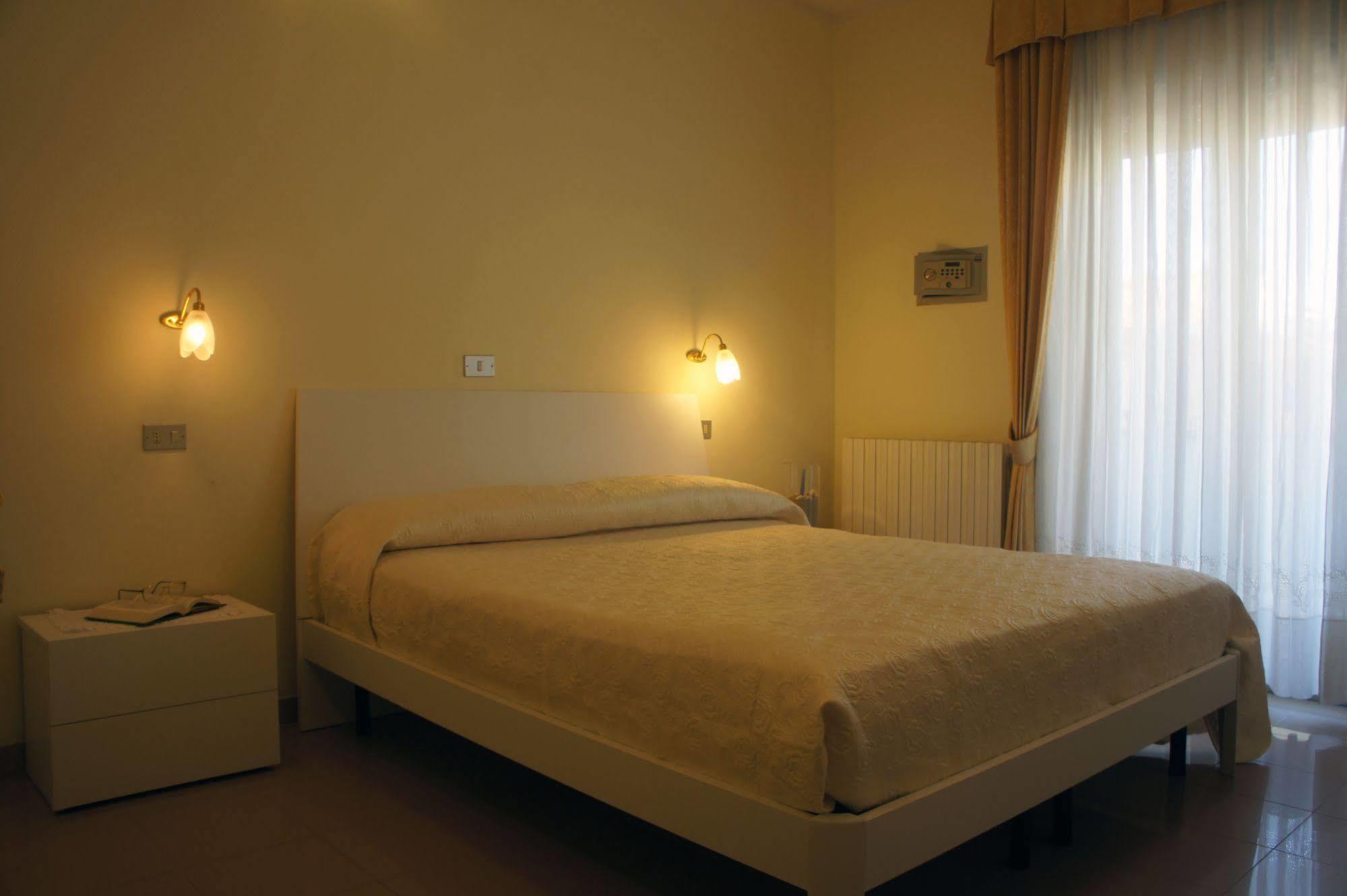 Hotel Solaris Giulianova Extérieur photo