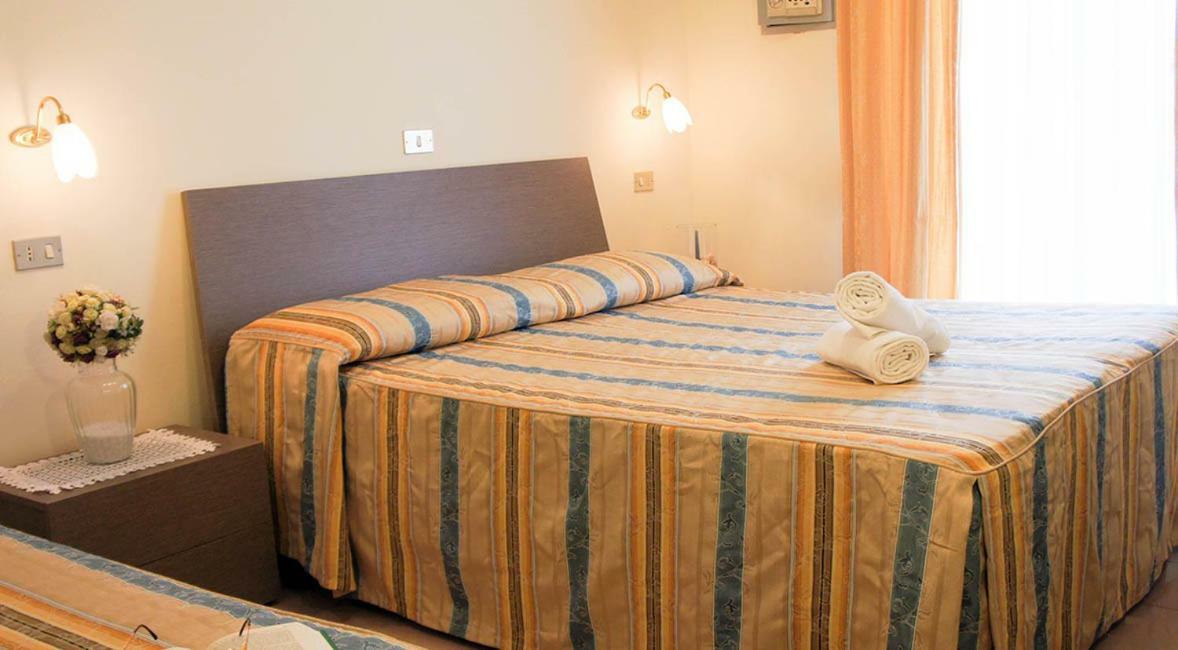 Hotel Solaris Giulianova Extérieur photo